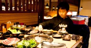 蘆洲燒烤店推薦｜赤富士日式無煙燒肉鍋物-烤肉火鍋吃到飽，評價打卡送高檔澳洲和牛｜帥氣兄弟