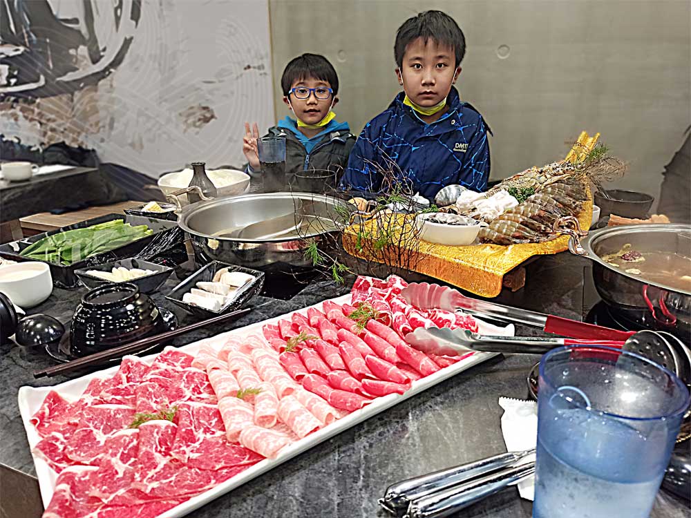 蘆竹南崁美食推薦｜饌澤原超市火鍋-6星級貼心服務的中正路吃到飽火鍋店｜推薦專家帥氣兄弟00
「饌澤原超市火鍋」是帥氣兄弟蘆竹南崁美食推薦的桃園南崁火鍋吃到飽餐廳。因為闆娘的慶生跑去網路評價超好的饌澤原超市火鍋。為何闆娘慶生要跑到桃園蘆竹中正路吃火鍋呢?因為帶孩子去了桃園獵鷹漆彈生活營，就順便看了網路的桃園火鍋蘆竹南崁美食推薦來到了這間靠近蘆竹中正路的火鍋饌澤原。平常工作就夠辛苦了，生日慶祝當然要好好大吃一頓囉!接下來我們就看美食專家「帥氣兄弟」分享饌澤原嚴選超市火鍋吧