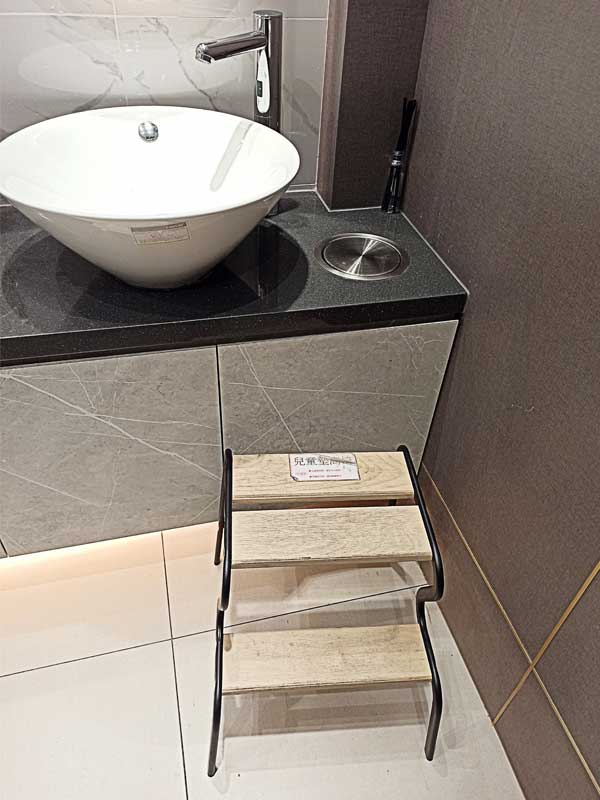 蘆竹南崁美食推薦｜饌澤原超市火鍋-6星級貼心服務的中正路吃到飽火鍋店｜推薦專家帥氣兄弟04
饌澤原火鍋服務人員幫我們安排坐位後，寬敞的空間4人坐位可以容納8人，火鍋座位寬敞才不會吃的有壓力。

貼心服務3：饌澤原親子共用廁所

坐好座位後當然要先到廁所洗手!疫情期間洗手非常非常的重要，想不到饌澤原火鍋洗手檯居然有兒童專用墊高椅，讓孩子也能自己站上去洗手，這對當媽後的我們可是感到非常的窩心。不然孩子大了還要抱著洗手也太累了吧!