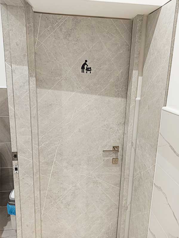 蘆竹南崁美食推薦｜饌澤原超市火鍋-6星級貼心服務的中正路吃到飽火鍋店｜推薦專家帥氣兄弟05
饌澤原火鍋親子友善空間裡面還有尿布檯可以幫小孩更換尿布，這對推薦專家帥氣兄弟經營親子的我們可是大大的贊賞。南崁蘆竹美食火鍋店能做到如此貼心的舉動還真的非常的不容易