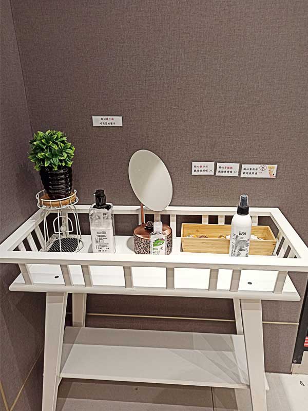 蘆竹南崁美食推薦｜饌澤原超市火鍋-6星級貼心服務的中正路吃到飽火鍋店｜推薦專家帥氣兄弟06
高級火鍋店常見的漱口水、牙線棒，重點饌澤原火鍋還有護手霜及香衣水。當媽後的我們常常要洗衣、煮飯還有一堆家事要做，想不到火鍋店居然也為我們設想，這真的小編不推不行。還有香衣水，吃完火鍋要去掉身上味道時使用，貼心的舉動難怪可以成為網紅打卡推薦的南崁蘆竹火鍋店