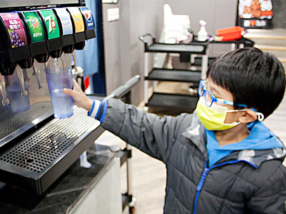 蘆竹南崁美食推薦｜饌澤原超市火鍋-6星級貼心服務的中正路吃到飽火鍋店｜推薦專家帥氣兄弟07
貼心服務4：饌澤原重視開放空間防疫

都還沒開始點菜帥氣兄弟的鏞鏞濂濂已經等不急先去裝飲料了，重要的是這裡的饌澤原火鍋開放空間都必需戴上個人手套才能拿取唷!重視開放空間防疫這點可是非常貼心的，疫情期間媽咪我可是非常重視這個點的