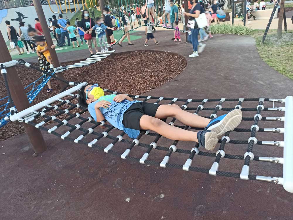台北士林北投景點｜北投福星公園-6大主題特色好玩公園｜推薦專家帥氣兄弟08
小鏞鏞說累了，可以休息一下。聽說是蠻好躺的，男孩子睡一睡長大成楊過，女孩子睡一睡長大就變成小龍女。快帶孩子來躺躺看