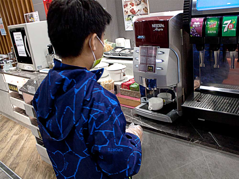 蘆竹南崁美食推薦｜饌澤原超市火鍋-6星級貼心服務的中正路吃到飽火鍋店｜推薦專家帥氣兄弟08
貼心服務4：饌澤原重視開放空間防疫

都還沒開始點菜帥氣兄弟的鏞鏞濂濂已經等不急先去裝飲料了，重要的是這裡的饌澤原火鍋開放空間都必需戴上個人手套才能拿取唷!重視開放空間防疫這點可是非常貼心的，疫情期間媽咪我可是非常重視這個點的