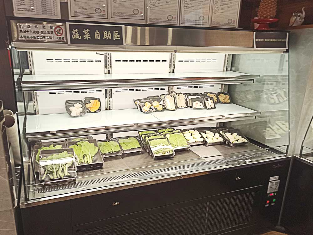 蘆竹南崁美食推薦｜饌澤原超市火鍋-6星級貼心服務的中正路吃到飽火鍋店｜推薦專家帥氣兄弟11
貼心服務2：饌澤原食材安心使用

饌澤原超市火鍋的蔬菜自助區，服務人員說明以前是自取開放式，但因為疫情的關係，饌澤原把每一份蔬菜盤都使用保鮮膜的方式封起來。雖然我們打過2劑疫苗了，但對於當父母的我們來說，一家店的環境能給予我們安心吃才算的上是高級的火鍋店。來看饌澤原火鍋自助吧有哪些蔬菜自助吧!高麗菜、青江菜、絲瓜、玉米筍、杏鮑菇、玉米、金針菇、豆皮等等..聽服務人員說醬料與蔬菜部份還會再陸續增加