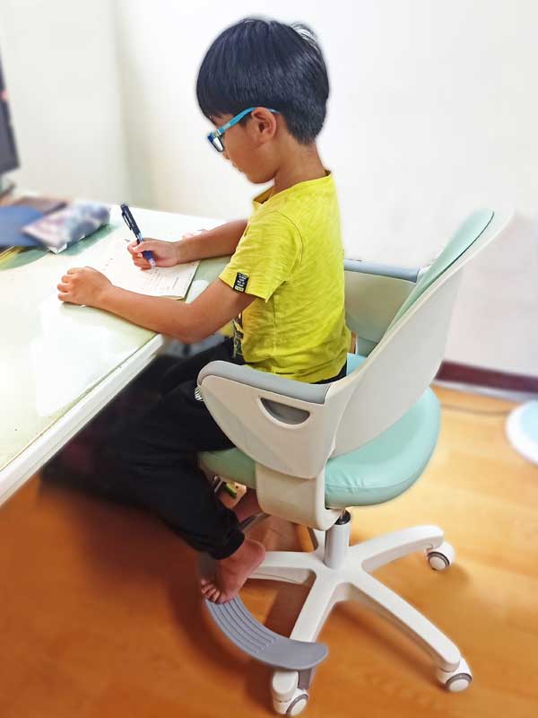 Backbone® Kuma™｜兒童成長椅推薦-幫助孩子培養良好坐姿，台灣品牌椎座工學兒童人體工學椅開箱｜推薦專家帥氣兄弟12
馬上試坐可調整式的Kuma™ 人體工學兒童成長椅，符合桌子的高度，腳步也不需要再懸空了，更重要的是有坐煞輪，小孩就不會常常爬上桌子了。兒童成長椅的尺寸，寬60CM、高80-93CM、坐高47-55CM、坐深45-51CM、扶手高62-75CM。小鏞鏞要認真開始讀書了，不知道這樣考試成績能不能突飛猛進呢?推薦專家帥氣兄弟下期再告訴你