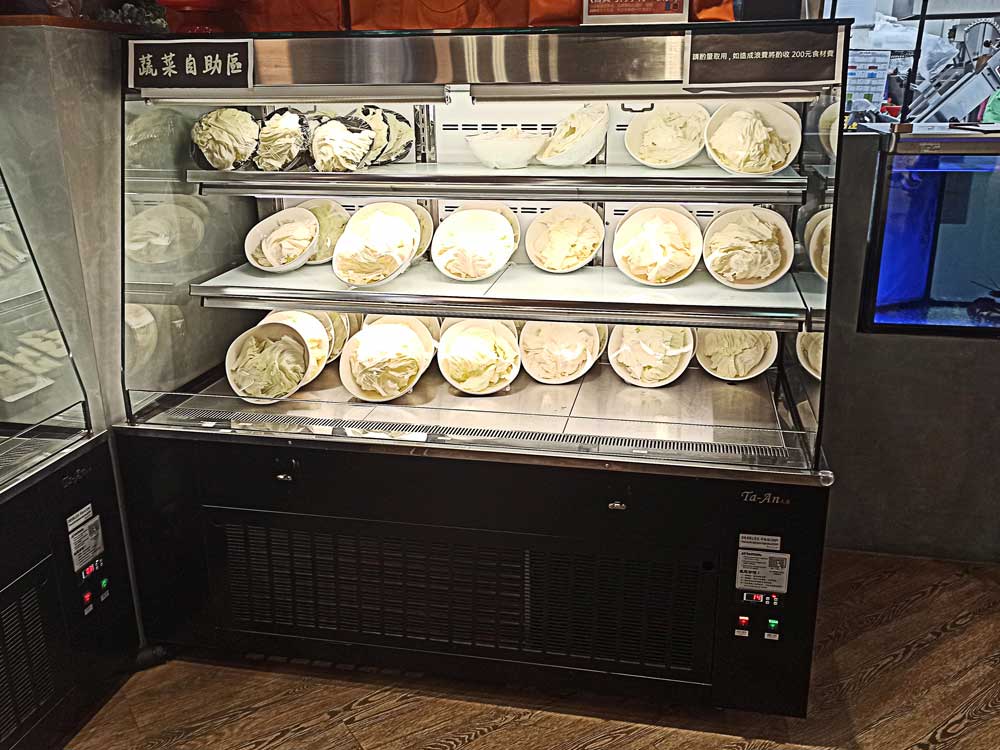 蘆竹南崁美食推薦｜饌澤原超市火鍋-6星級貼心服務的中正路吃到飽火鍋店｜推薦專家帥氣兄弟12
貼心服務2：饌澤原食材安心使用

饌澤原超市火鍋的蔬菜自助區，服務人員說明以前是自取開放式，但因為疫情的關係，饌澤原把每一份蔬菜盤都使用保鮮膜的方式封起來。雖然我們打過2劑疫苗了，但對於當父母的我們來說，一家店的環境能給予我們安心吃才算的上是高級的火鍋店。來看饌澤原火鍋自助吧有哪些蔬菜自助吧!高麗菜、青江菜、絲瓜、玉米筍、杏鮑菇、玉米、金針菇、豆皮等等..聽服務人員說醬料與蔬菜部份還會再陸續增加