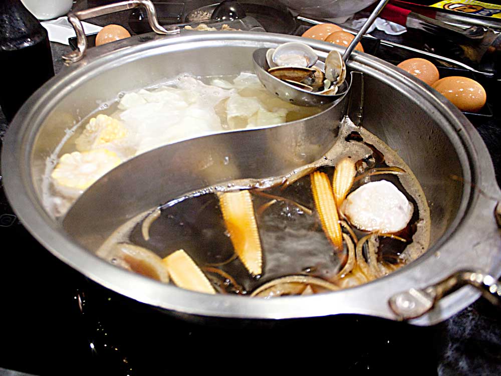 蘆竹南崁美食推薦｜饌澤原超市火鍋-6星級貼心服務的中正路吃到飽火鍋店｜推薦專家帥氣兄弟51
貼心服務6：饌澤原依客戶需求改進

饌澤原火鍋吃完後服務人員都還會再尋問是否有哪裡需要改進，把客戶的心聲當成進步的空間，這種服務難怪可以在蘆竹中正路上的火鍋店闖出一片天。

饌澤原超市火鍋｜上菜囉

饌澤原火鍋湯底，2個鴛鴦鍋湯底

小孩的是清爽昆布鍋(使用日本北海道的日高昆布)、日式壽喜鍋(自從北投的鋤燒關閉後非常懷念鋤燒的味道)，壽喜燒鍋底會再額外贈送1顆蛋，饌澤原火鍋這才是正宗的吃法