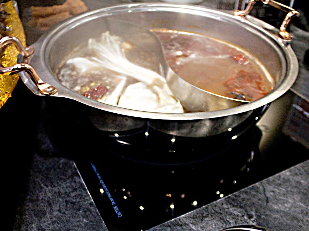 蘆竹南崁美食推薦｜饌澤原超市火鍋-6星級貼心服務的中正路吃到飽火鍋店｜推薦專家帥氣兄弟52
饌澤原火鍋大人點的是黑蒜鮮雞鍋、饕級麻辣鍋(含牛油辣而不嗆)