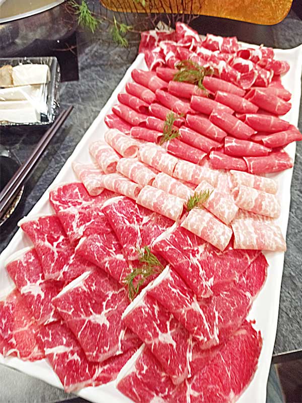 蘆竹南崁美食推薦｜饌澤原超市火鍋-6星級貼心服務的中正路吃到飽火鍋店｜推薦專家帥氣兄弟61
蘆竹南崁美食饌澤原火鍋我們點的是4人份的超值海陸大餐
陸地火鍋料內容物：無骨牛小排、霜降牛肉、伊比利豬肉、雪花牛肉