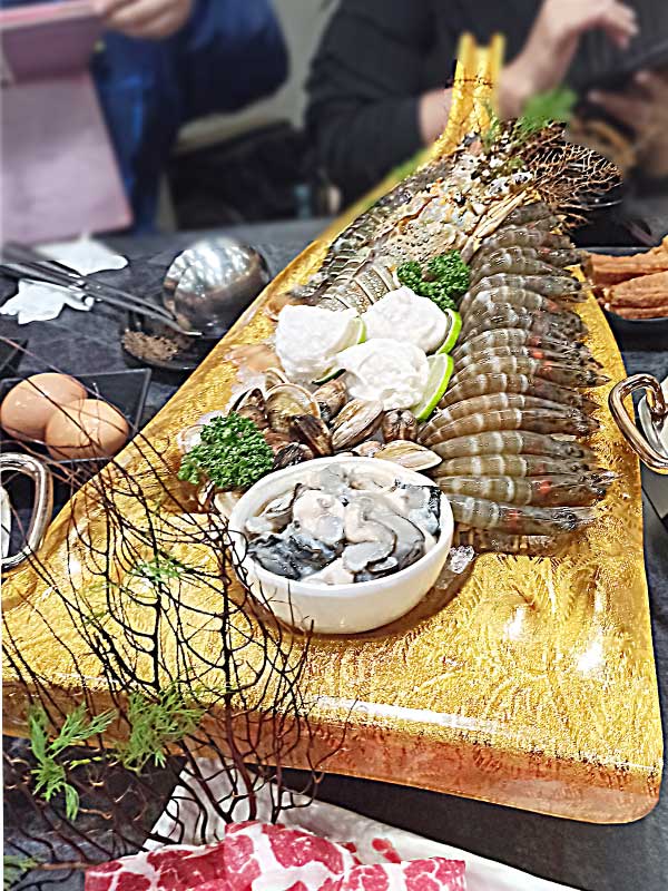 蘆竹南崁美食推薦｜饌澤原超市火鍋-6星級貼心服務的中正路吃到飽火鍋店｜推薦專家帥氣兄弟62
饌澤原火鍋海上火鍋料內容物：汶萊甜白蝦、東石鮮蚵、鮮甜蛤蠣、澎湖花枝漿、青龍蝦。