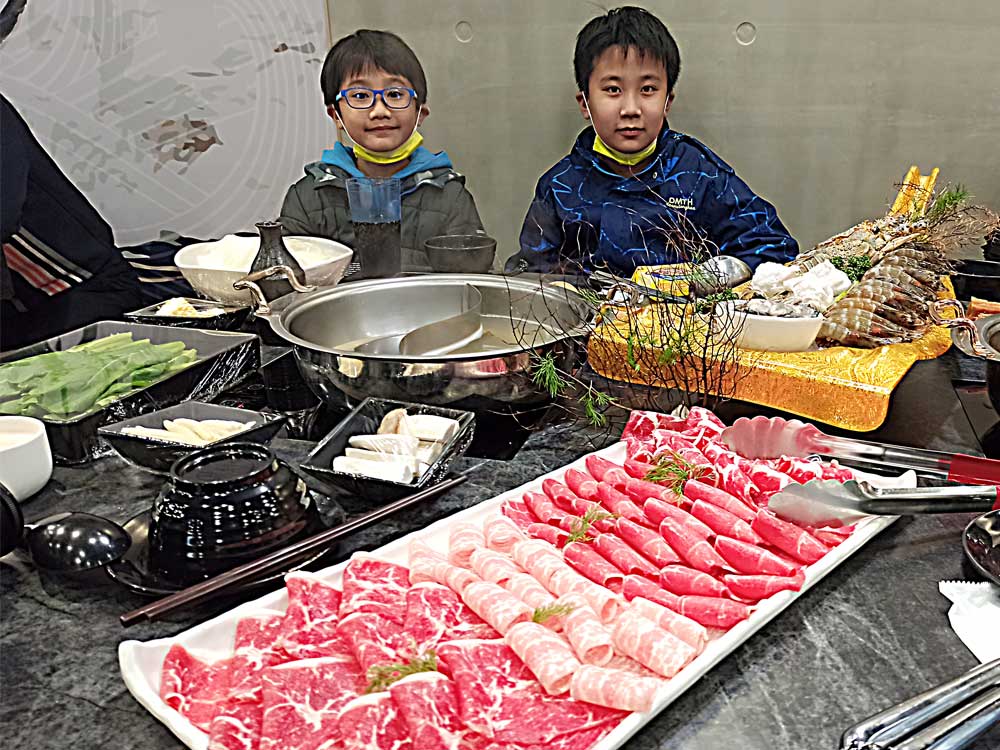 蘆竹南崁美食推薦｜饌澤原超市火鍋-6星級貼心服務的中正路吃到飽火鍋店｜推薦專家帥氣兄弟64
阿~來饌澤原火鍋不是拍食材的，是慶生及替孩子紀錄的，看看孩子開心的模樣!說到要吃大餐孩子可開心的咧