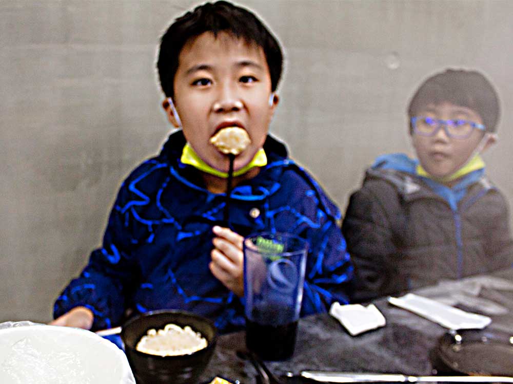 蘆竹南崁美食推薦｜饌澤原超市火鍋-6星級貼心服務的中正路吃到飽火鍋店｜推薦專家帥氣兄弟71
澎湖花枝漿：饌澤原火鍋花枝是澎湖的道地美食，選用澎湖的新鮮花枝，充滿鮮味嚼勁，非常真材實力
帥氣兄弟濂濂先開動的是澎湖花枝丸，咬一口裡面還有滿滿的花枝