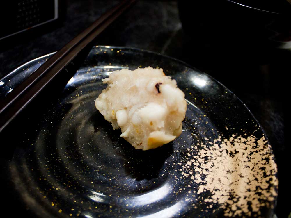 蘆竹南崁美食推薦｜饌澤原超市火鍋-6星級貼心服務的中正路吃到飽火鍋店｜推薦專家帥氣兄弟72
澎湖花枝漿：饌澤原火鍋花枝是澎湖的道地美食，選用澎湖的新鮮花枝，充滿鮮味嚼勁，非常真材實力
帥氣兄弟濂濂先開動的是澎湖花枝丸，咬一口裡面還有滿滿的花枝