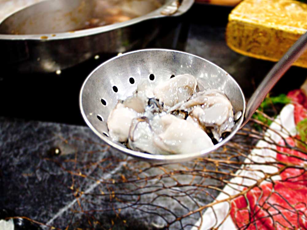 蘆竹南崁美食推薦｜饌澤原超市火鍋-6星級貼心服務的中正路吃到飽火鍋店｜推薦專家帥氣兄弟77
東石鮮蚵：嘉義縣是全國牡蠣的產地，尤其是來自嘉義頂級的東石蚵仔聞名全國，饌澤原東石鮮蚵使用純淨的海水孕育出每個肥美又鮮甜的牡蠣