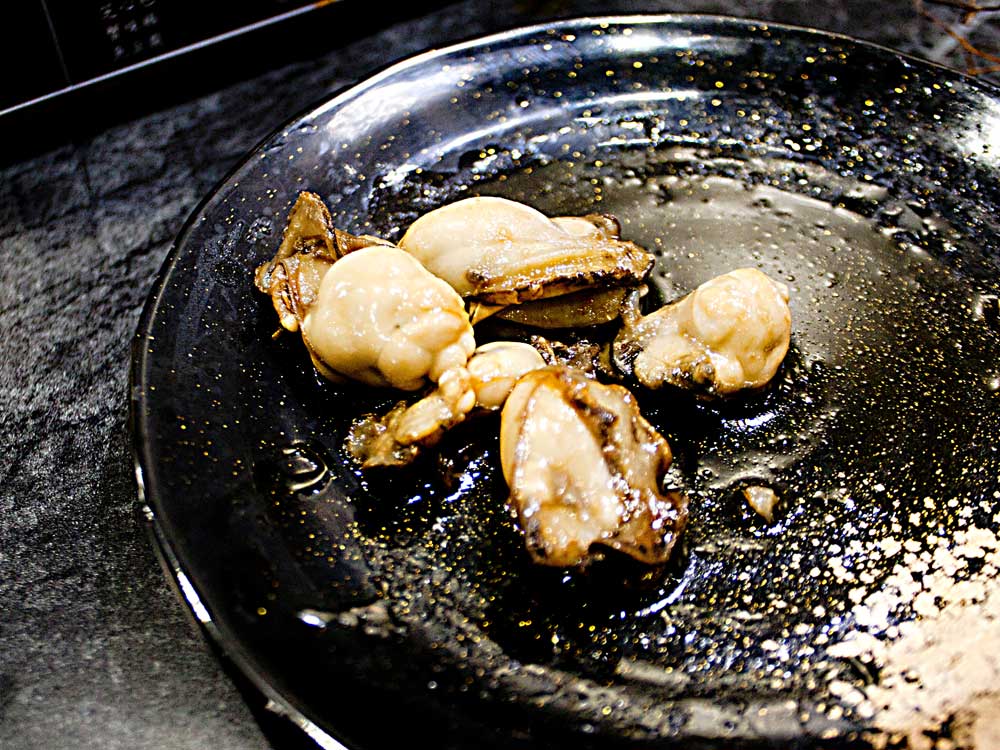 蘆竹南崁美食推薦｜饌澤原超市火鍋-6星級貼心服務的中正路吃到飽火鍋店｜推薦專家帥氣兄弟78
東石鮮蚵：嘉義縣是全國牡蠣的產地，尤其是來自嘉義頂級的東石蚵仔聞名全國，饌澤原東石鮮蚵使用純淨的海水孕育出每個肥美又鮮甜的牡蠣