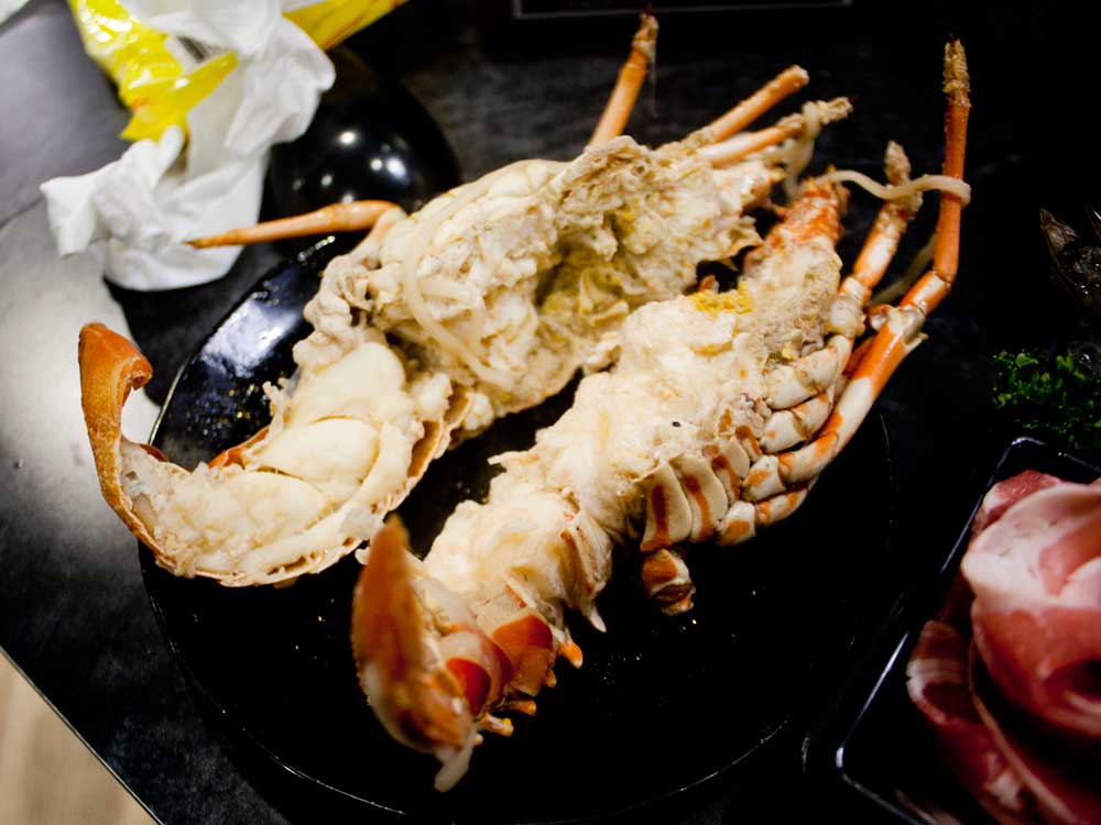 蘆竹南崁美食推薦｜饌澤原超市火鍋-6星級貼心服務的中正路吃到飽火鍋店｜推薦專家帥氣兄弟82
青龍蝦：龍蝦常見的有青龍蝦與紅龍蝦，饌澤原火鍋青龍蝦的肉質細嫩、味道鮮美，與紅龍蝦相比主要是體型小了一點，但甜美味道不輸紅龍蝦