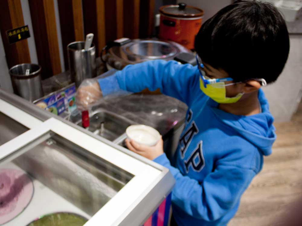 蘆竹南崁美食推薦｜饌澤原超市火鍋-6星級貼心服務的中正路吃到飽火鍋店｜推薦專家帥氣兄弟91
最後當然是飯後的甜點嚕!也是小朋友的最愛，8歲的小鏞鏞已經可以自己挖嚕!部份火鍋店的冰淇淋非常的難挖，饌澤原火鍋的冰淇淋小朋友自己挖也沒問題。