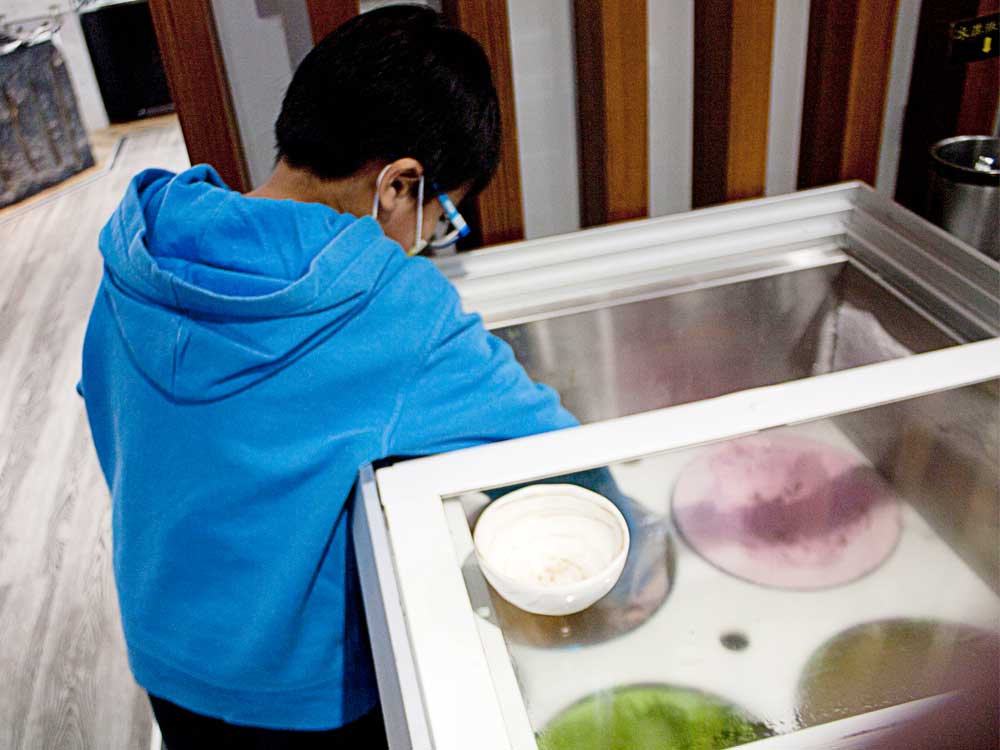 蘆竹南崁美食推薦｜饌澤原超市火鍋-6星級貼心服務的中正路吃到飽火鍋店｜推薦專家帥氣兄弟92
最後當然是飯後的甜點嚕!也是小朋友的最愛，8歲的小鏞鏞已經可以自己挖嚕!部份火鍋店的冰淇淋非常的難挖，饌澤原火鍋的冰淇淋小朋友自己挖也沒問題。