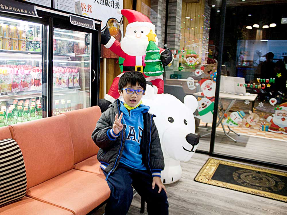 蘆竹南崁美食推薦｜饌澤原超市火鍋-6星級貼心服務的中正路吃到飽火鍋店｜推薦專家帥氣兄弟95
蘆竹南崁美食饌澤原火鍋的裝潢，還有搭配現在的聖誕氣氛。火鍋吃的不是只有食材，氣氛可以說是比食材更加重要呢!有小朋友愛的聖誕老公公、北極熊、門口還有會噴發雪花的聖誕樹。因為太晚了拍不出效果，所以就沒使用了